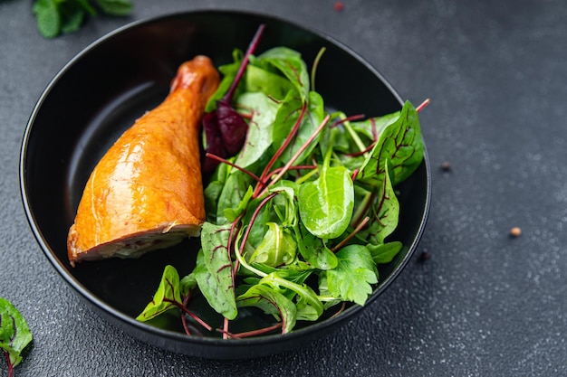 coscia di pollo insalata fresca foglie mix pasto verde cibo spuntino sul tavolo copia spazio cibo sfondo