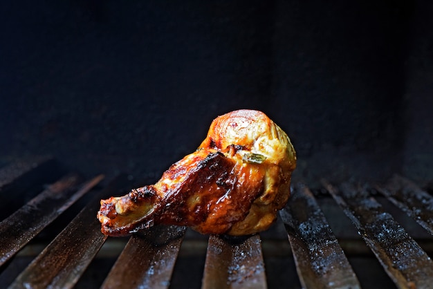 Coscia di pollo sulla griglia del barbecue