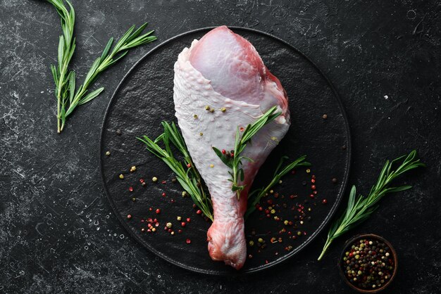 Coscia di tacchino cruda con spezie Carne di tacchino Vista dall'alto Spazio libero per il testo