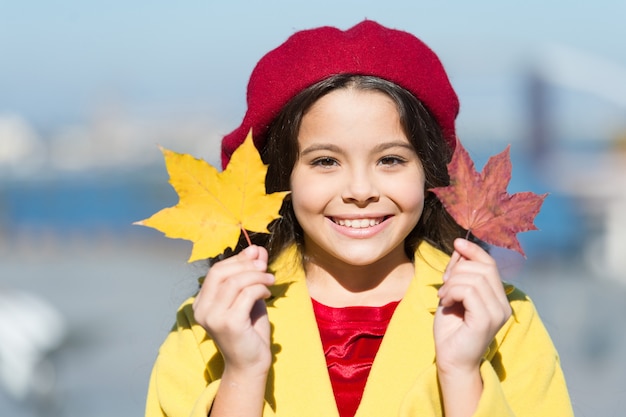 Così bello. moda bambino autunnale. foglia d'acero bambino. bambino in berretto francese. caduta delle foglie. stagione preferita. buon umore con qualsiasi tempo. look trendy da ragazza parigina. tempo scolastico. sciroppo d'acero. piccola ragazza felice.