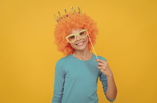 Così carina ragazza adolescente egoista nel concorso della tiara il giorno degli sciocchi di aprile solo divertendosi con un look da festa di fantasia