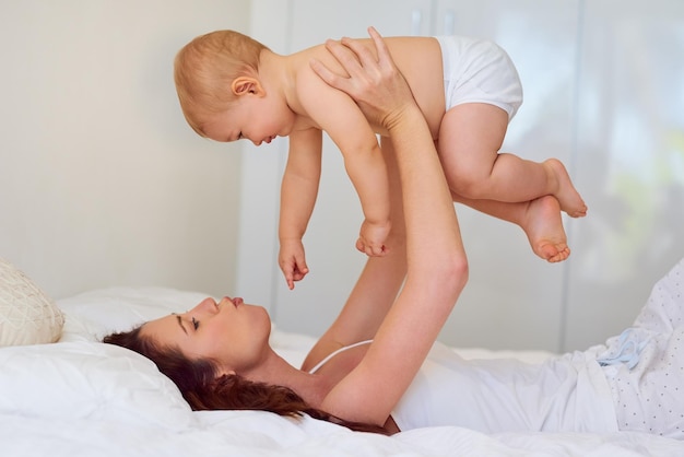 Così carino che potrei mangiarti Ripresa ritagliata di una madre che trascorre del tempo di qualità con il suo bambino a casa