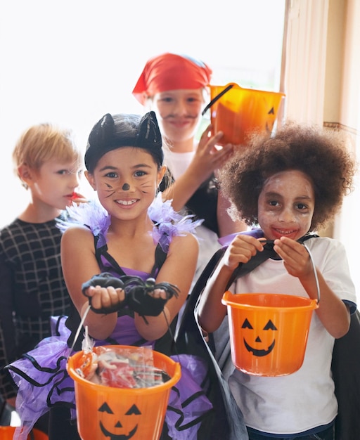 Così carino nei loro costumi Ritratto di bambini piccoli che fanno scherzetto ad Halloween