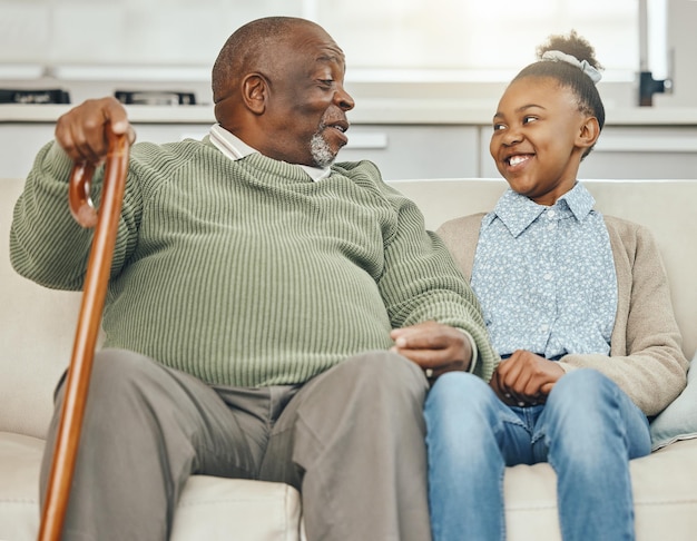 È così dolce Inquadratura di un nonno che lega con la sua giovane nipote su un divano a casa