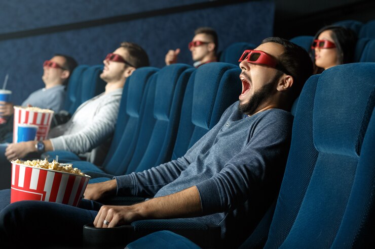 Così realistico. Giovane che grida mentre sta guardando il film nei suoi occhiali 3d al cinema