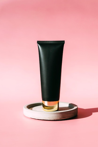Cosmetic mock ap tubo nero con crema maschera per il viso scrub su una cura della pelle di cemento