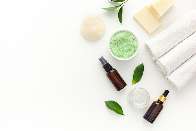 Cosmetici biologici per spa con olio di melaleuca e sale marino