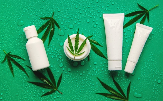 Cosmetici con estratto di cannabis su fondo bagnato Messa a fuoco selettiva