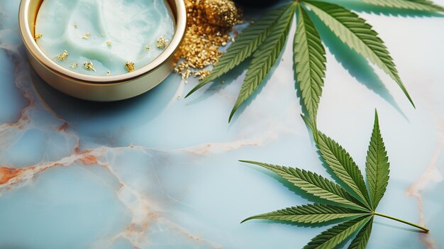 Cosmetici con olio di cannabis su un piatto turchese su sfondo di marmo chiaro