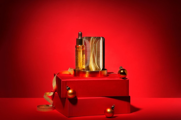 Cosmetici d'oro su decorazioni di scatole regalo podio su sfondo rosso