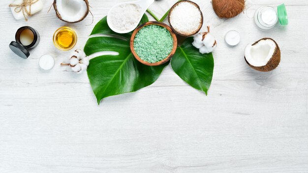 Cosmetici da cocco e olio di cocco Il concetto di cosmetici e spa Vista dall'alto Spazio libero per la copia