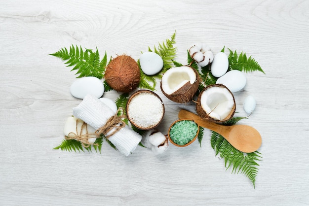 Cosmetici da cocco e olio di cocco Il concetto di cosmetici e spa Vista dall'alto Spazio libero per la copia