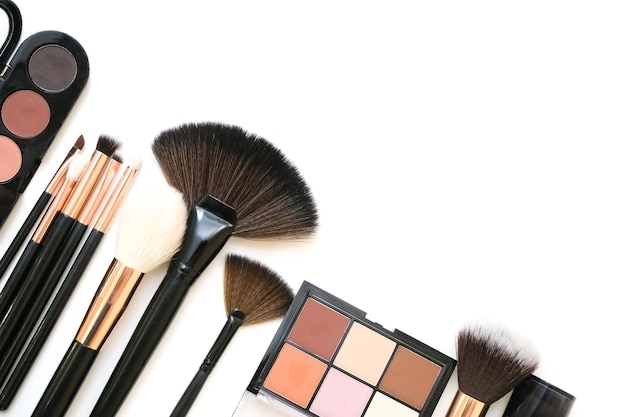 Cosmetici decorativi e pennelli per il trucco su uno sfondo bianco isolato vista dall'alto posto per il tuo testo copyspace il concetto di applicare il trucco visagiste