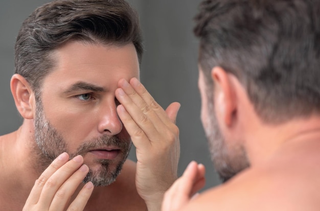 Cosmetici di bellezza maschile bellezza e cura della pelle cura sanitaria mattutina e igiene per l'uomo pelle di bellezza perfetta uomo millenario bello dopo la doccia applicare crema o maschera per il viso nutriente sulla pelle