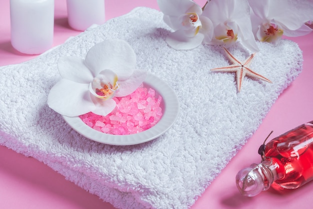 Cosmetici di bellezza Spa sul tavolo rosa dall&#39;alto