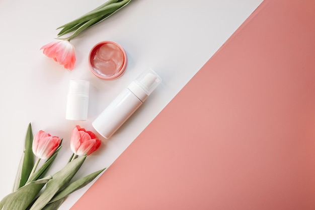 Cosmetici e bende per gli occhi su uno spazio di sfondo bianco e rosa per il tuo testo