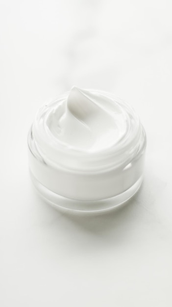 Cosmetici idratanti in vasetto di crema viso di lusso