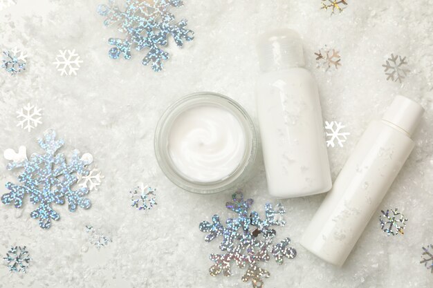 Cosmetici isolati con neve decorativa