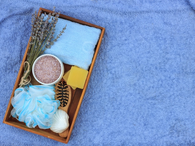 Cosmetici naturali a base di erbe spa con estratto di lavanda - sapone, sale, asciugamano, spazzola da massaggio, salvietta