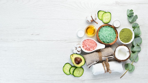 Cosmetici naturali Avocado sale marino di cocco e crema per il viso Il concetto di cosmetici e spa Vista dall'alto Spazio libero per la copia