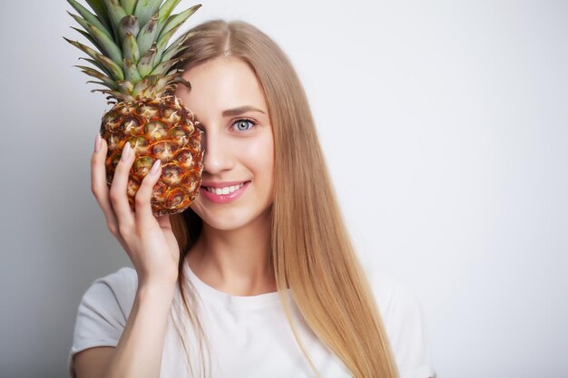 Cosmetici naturali bella donna viso con ananas