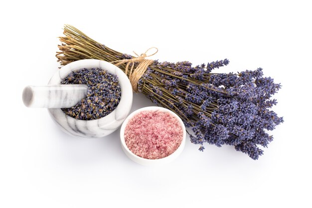 Cosmetici naturali con lavanda e arancia, limone per spa casalinga su sfondo bianco vista dall'alto mock up.