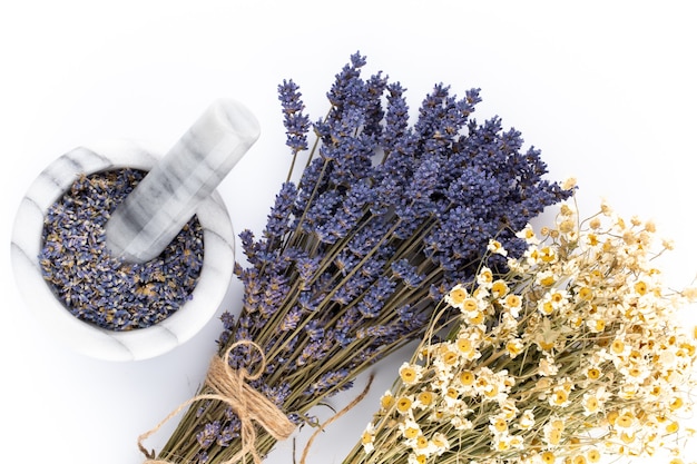 Cosmetici naturali con lavanda e arancia, limone per spa fatta in casa su sfondo bianco vista dall'alto mock up.