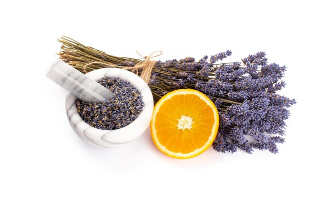 Cosmetici naturali con lavanda e arancia, limone per spa fatta in casa su sfondo bianco vista dall'alto mock up.