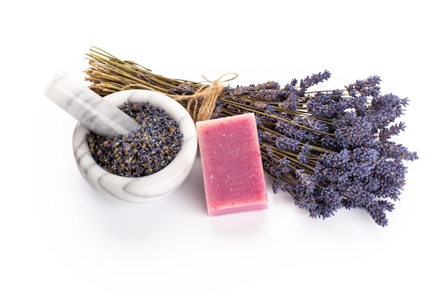 Cosmetici naturali con lavanda e arancia, limone per spa fatta in casa su sfondo bianco vista dall'alto mock up.