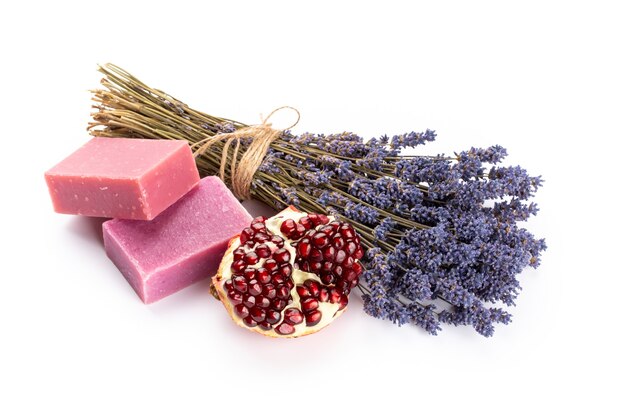 Cosmetici naturali con lavanda e melograno, per spa fatta in casa su sfondo bianco vista dall'alto mock up.