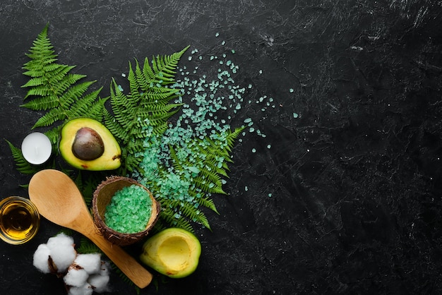 Cosmetici naturali di avocado Olio di avocado Sale marino e crema per il viso Il concetto di cosmetici e spa Vista dall'alto Spazio libero per la copia