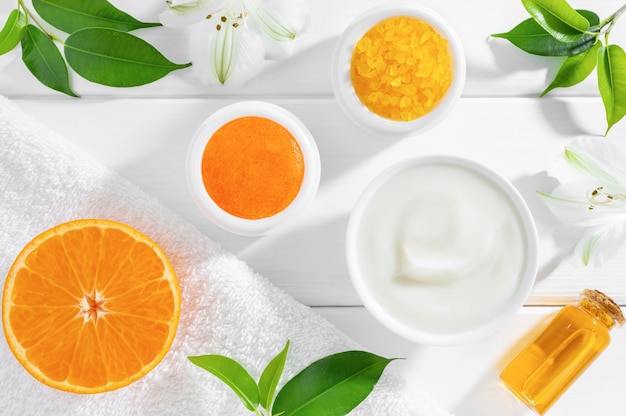 Cosmetici naturali fatti in casa con frutta arancione ed erbe aromatiche