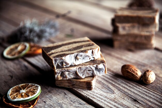 Cosmetici naturali. Sapone scrub organico sulla tavola di legno. Purificazione, pelle sana e un bel corpo.