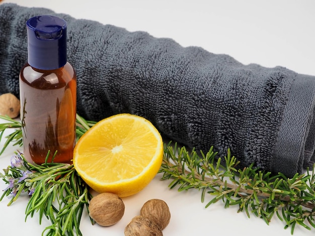 Cosmetici naturali Tonico per capelli al rosmarino e limone Asciugamano da bottiglia rametti di rosmarino e limone