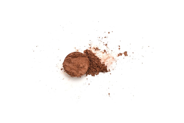 Cosmetici per il trucco Ombretto nella tavolozza schiacciata di colore marrone Ombretto colorato in polvere su sfondo bianco