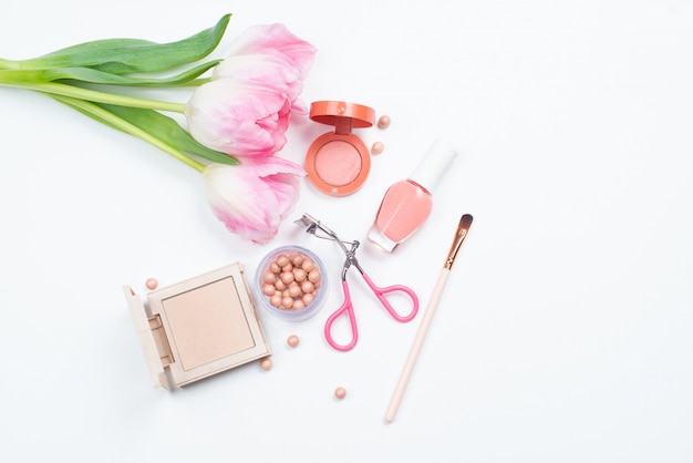 Cosmetici per trucco, tulipani e accessori