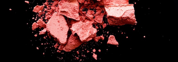 Cosmetici schiacciati ombretto minerale organico fard e polvere cosmetica isolati su sfondo nero m...