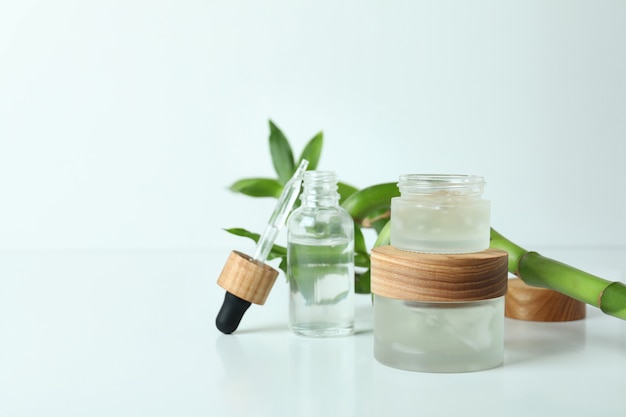 Cosmetici termali naturali sul tavolo bianco, spazio per il testo