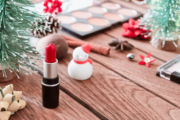 cosmetico rossetto e donna con ornamenti natalizi