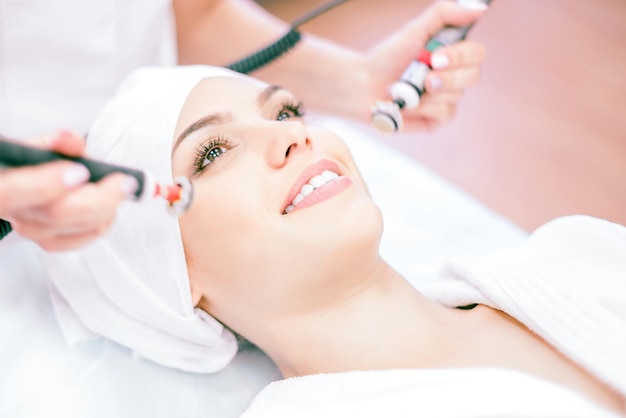 Cosmetologia Terapia facciale microcorrente da vicino