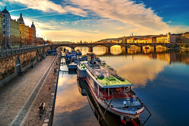 Costa a Praga. Moldava. Architettura di strada di Praga. Viste e punti panoramici della Repubblica Ceca. Bridge of Palacky.