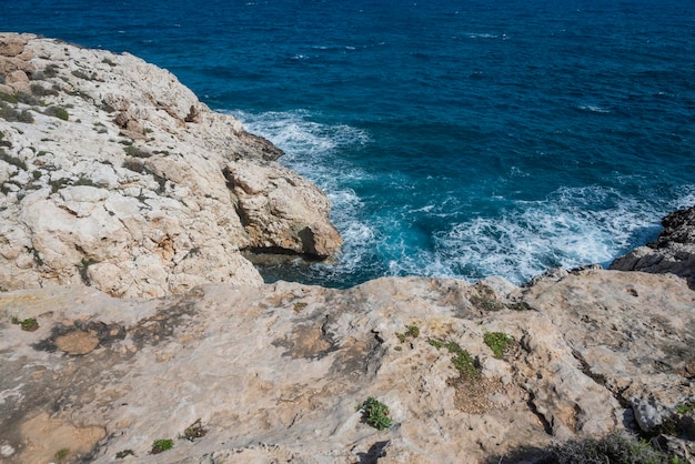 costa ad ayia napa a capo greco a cipro in riva al mare con rocce
