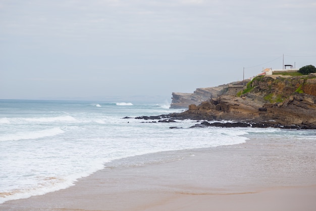 Costa atlantica con surf in giornata nuvolosa