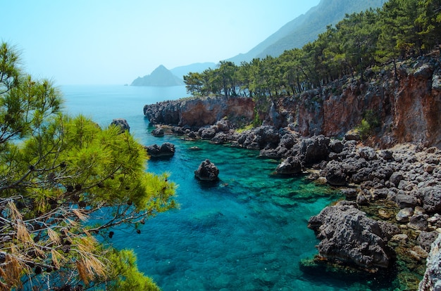 costa azzurra del mar mediterraneo vista naturale della riviera turca di acqua chiara