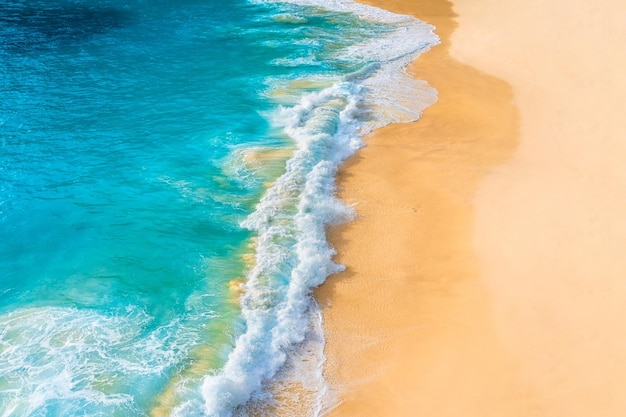 Costa come sfondo dalla vista dall'alto Sfondo blu acqua dalla vista dall'alto Paesaggio marino estivo dall'aria Immagine di viaggi e vacanze