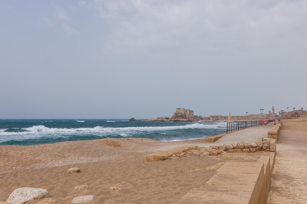 Costa con le rovine di Cesarea in Israele