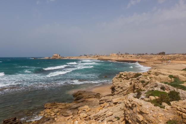 Costa con le rovine di Cesarea in Israele