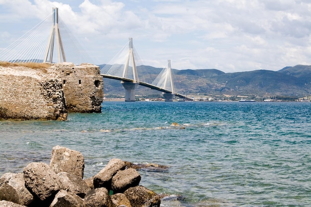 costa con un ponte in grecia con tempo nuvoloso