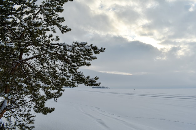 Costa del fiume Volga in inverno