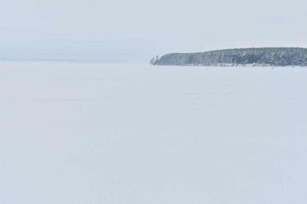 Costa del fiume Volga in inverno